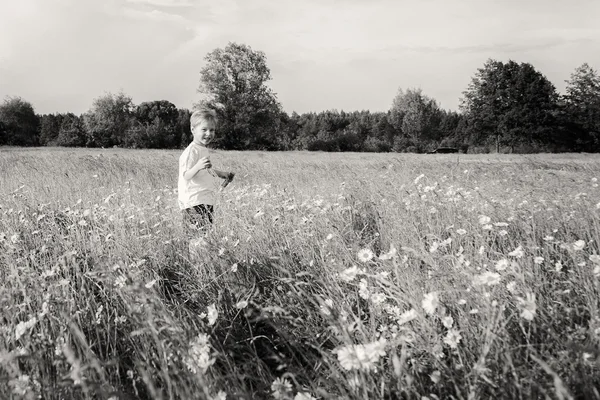 Menino brincando no campo — Fotografia de Stock