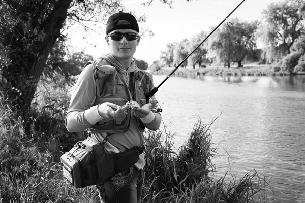 Hombre pescando —  Fotos de Stock