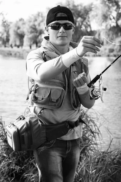 Hombre pescando —  Fotos de Stock