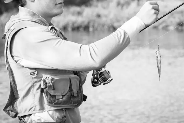 Hombre pescando en el río — Foto de Stock