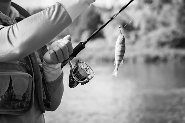 Uomo pesca sul fiume — Foto Stock