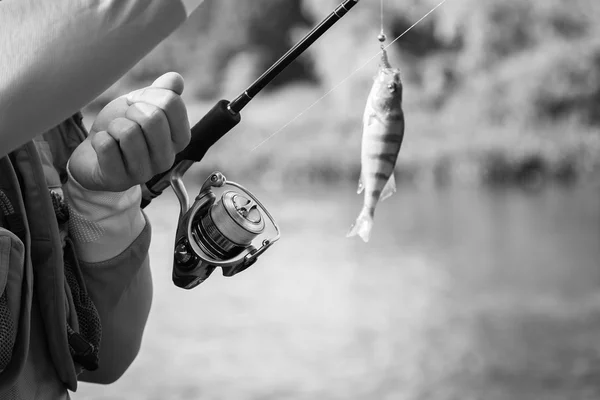 Man vissen op de rivier — Stockfoto
