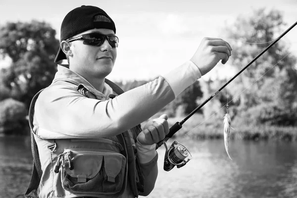 Hombre pescando —  Fotos de Stock