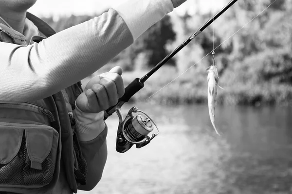Man fiske på floden — Stockfoto