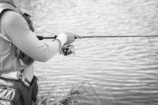 Nehirde balık tutan adam — Stok fotoğraf