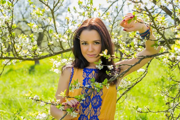 Mujer sobre fondo de primavera —  Fotos de Stock