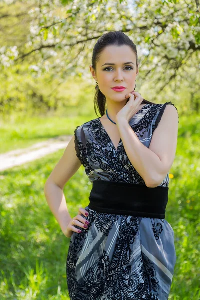 Mujer sobre fondo de primavera — Foto de Stock