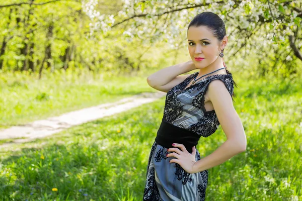 Mujer sobre fondo de primavera — Foto de Stock