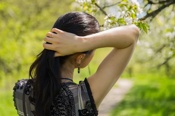 Vrouw in de tuin — Stockfoto