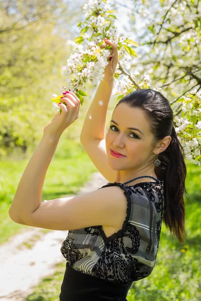 Mujer sobre fondo de primavera — Foto de Stock