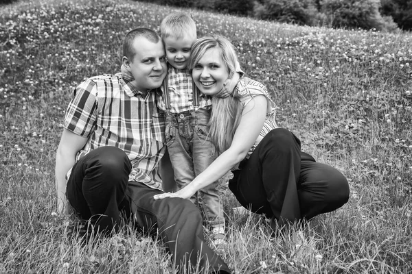 Familie auf dem Gras — Stockfoto