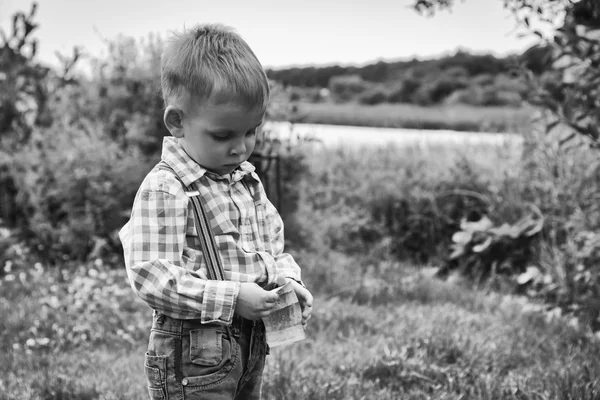 Liten pojke på naturen — Stockfoto