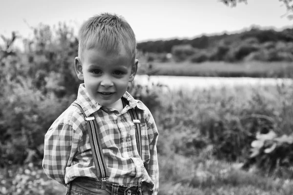 Liten pojke på naturen — Stockfoto