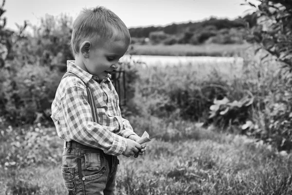 Malý chlapec na přírodu — Stock fotografie