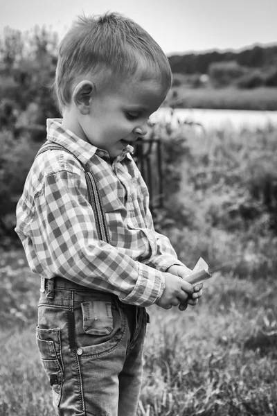 Niño pequeño en la naturaleza —  Fotos de Stock