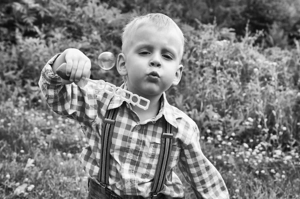 Chłopiec pompowania bańki — Zdjęcie stockowe
