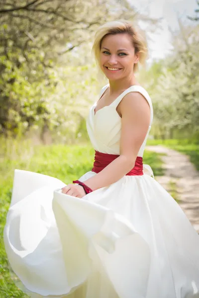 Rubia en el jardín de primavera — Foto de Stock