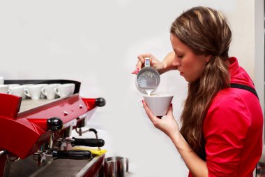 cappuccino yapmak süt dökülen garson