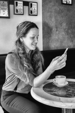 Kahve içen güzel kadın.