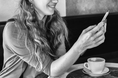 Kahve içen güzel kadın.