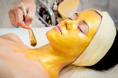 kızı yapan bir altın maske