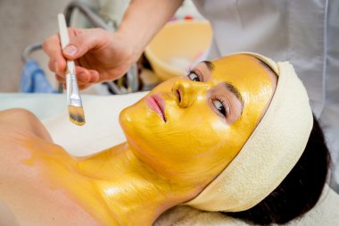 kızı yapan bir altın maske