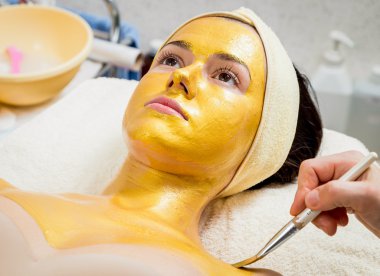 kızı yapan bir altın maske