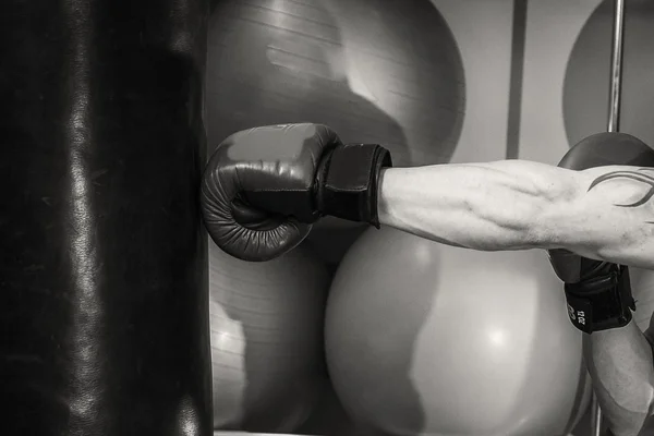 Uomo con tatuaggio boxe — Foto Stock