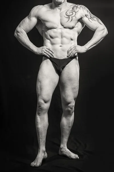 Forte homem formação em ginásio — Fotografia de Stock