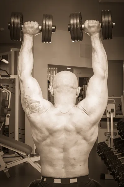 Homme d'entraînement avec haltères — Photo