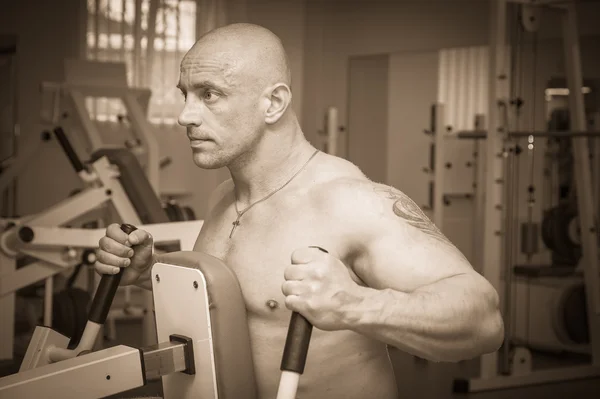 Entrenamiento de hombre en simulador — Foto de Stock