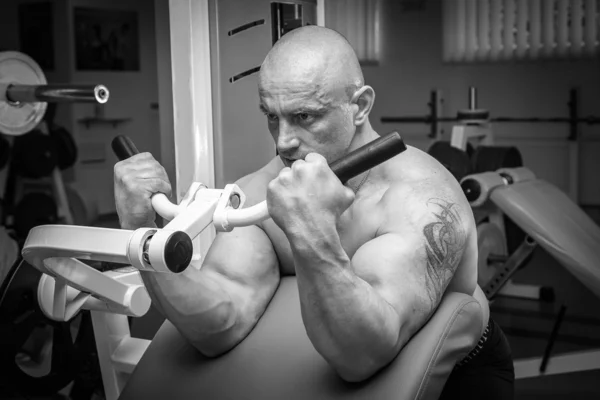 Entrenamiento de hombre en simulador — Foto de Stock