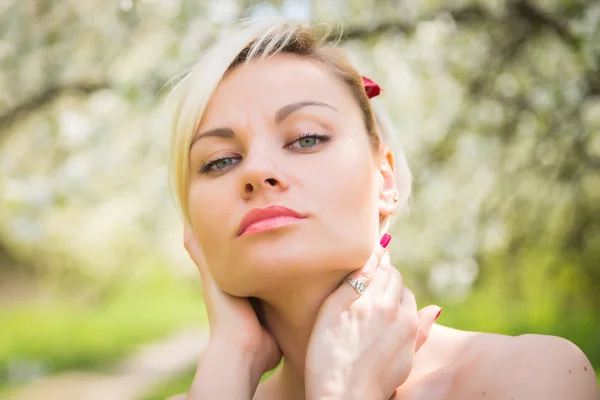 Hermosa mujer al aire libre en primavera — Foto de Stock