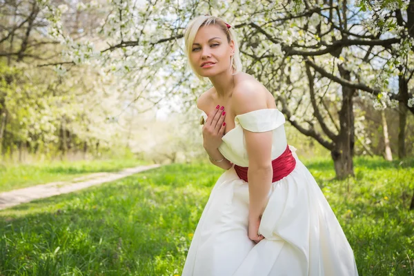 Rubia en el jardín de primavera —  Fotos de Stock