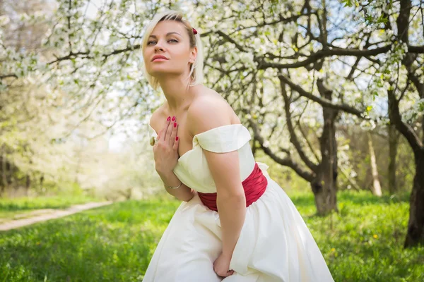 Blondýna v jarní zahradě — Stock fotografie