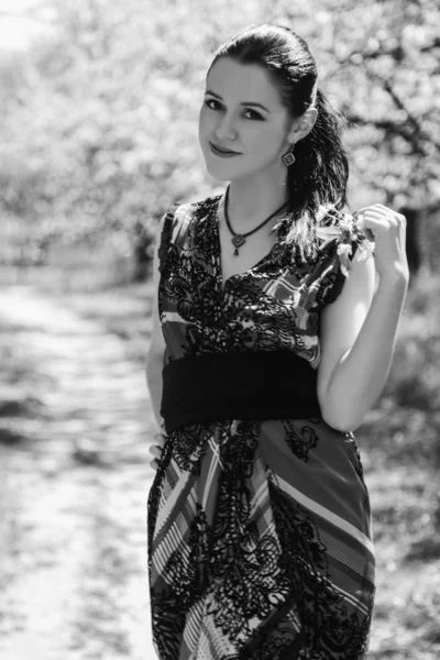 Woman in garden — Stock Photo, Image