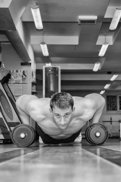 Hombre en el gimnasio . — Foto de Stock