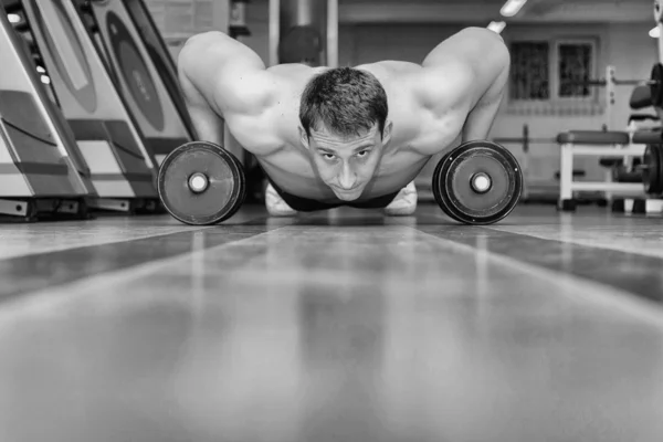 Mann in der Turnhalle. — Stockfoto