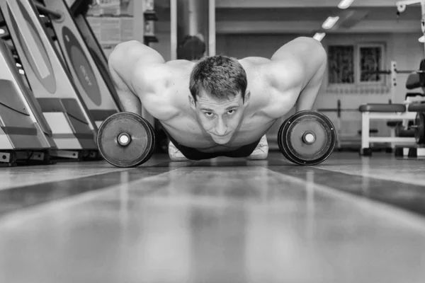 Hombre en el gimnasio . — Foto de Stock