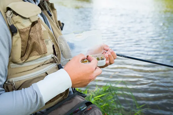 Hombre pescando —  Fotos de Stock