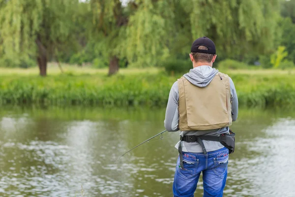 Hombre pescando — Foto de Stock