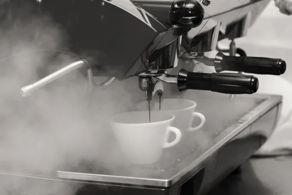 Kaffeemaschine mit zwei Tassen — Stockfoto