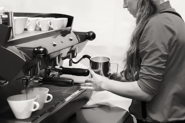 Frau macht Tasse Cappuccino — Stockfoto