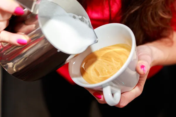 Kadın el cappuccino yapmak — Stok fotoğraf