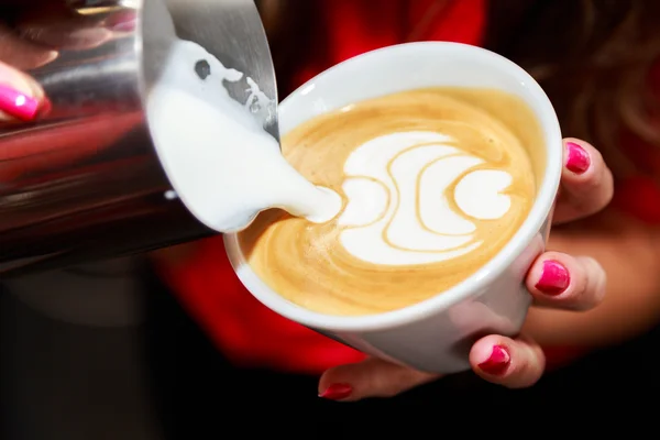 Žena ruce takže cappuccino — Stock fotografie