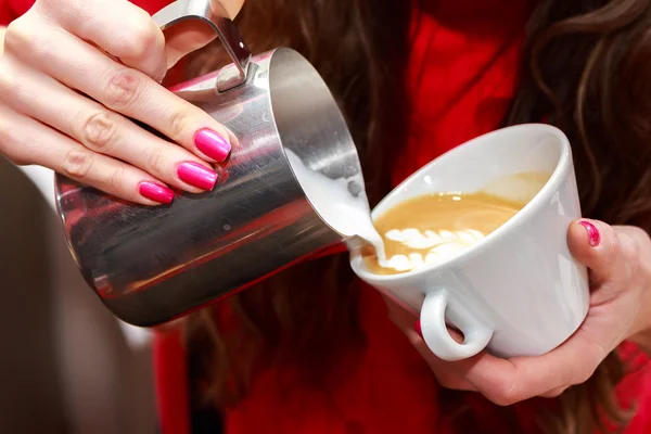 Vrouw handen maken cappuccino — Stockfoto