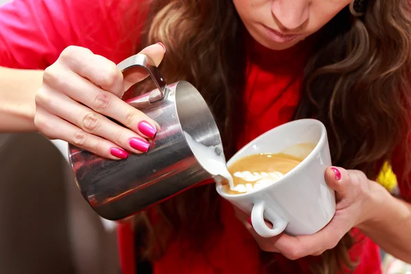 女服务员倒牛奶制作卡布奇诺咖啡 — 图库照片