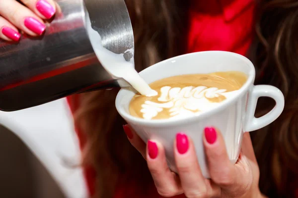 Woman hands making cappuccino — Stock Photo, Image
