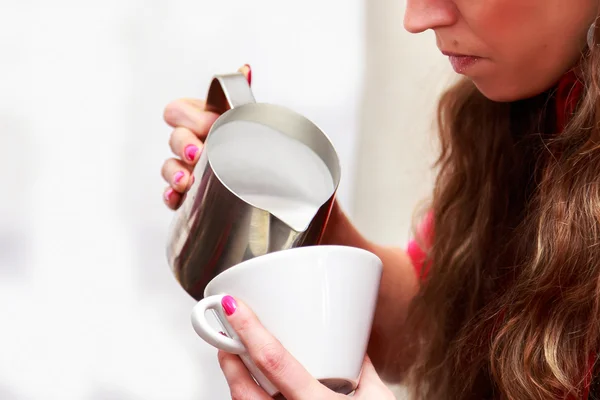 Serveerster gieten melk maken cappuccino — Stockfoto