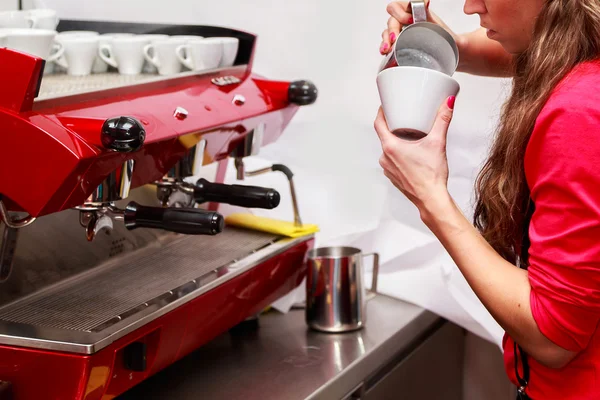 Servitrisen hälla mjölk att göra cappuccino — Stockfoto